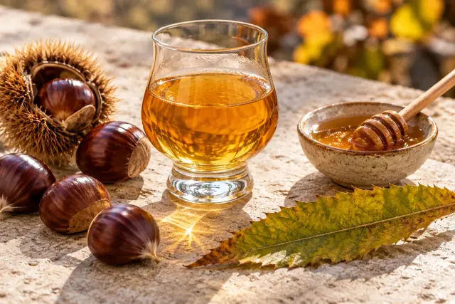 Verre d’hydromel et châtaignes sur une table de bois