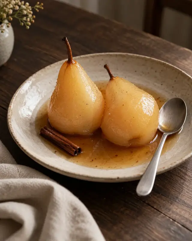 Poires pochées et jus ambré
